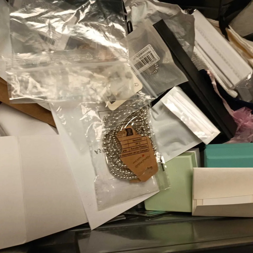 APPROXIMATELY 15 ASSORTED JEWELLERY ITEMS TO INCLUDE BRANDS SUCH AS THOMAS SABO, TIFFANY & CO, IN THE HEATHER, ETC