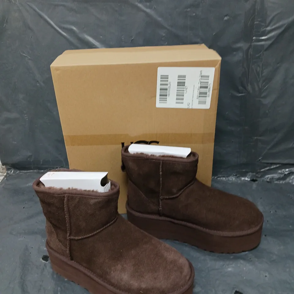 BOXED PAIR OF UGG CLASSIC MINI PLATFORM ANKLE BOOTS SIZE 5