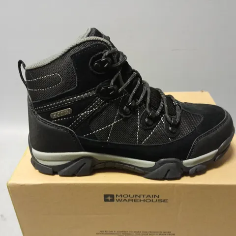 BOXED PAIR OF MOUNTAIN WAREHOUSE TRAIL KIDS WATERPROOF HIKING BOOTS IN BLACK - UK 4