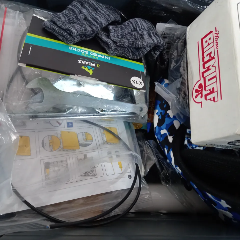 BOX OF APPROXIMATELY 9ASSORTED ITEMS TO INCLUDE - BIG MUFF - BARTOLINE INSTANT FILLER - RECORDER ECT