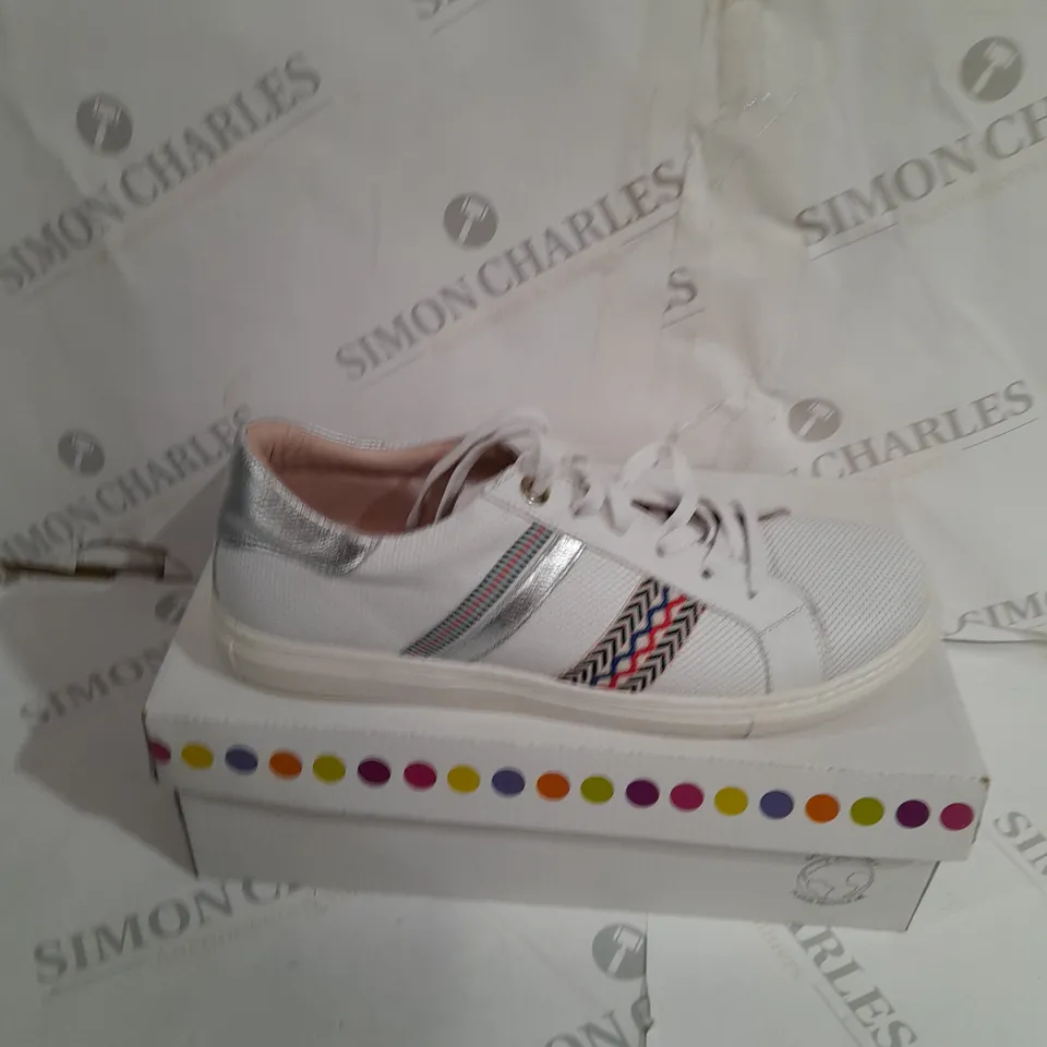 BOXED ADESSO SASHA WHITE TRAINERS SIZE 7