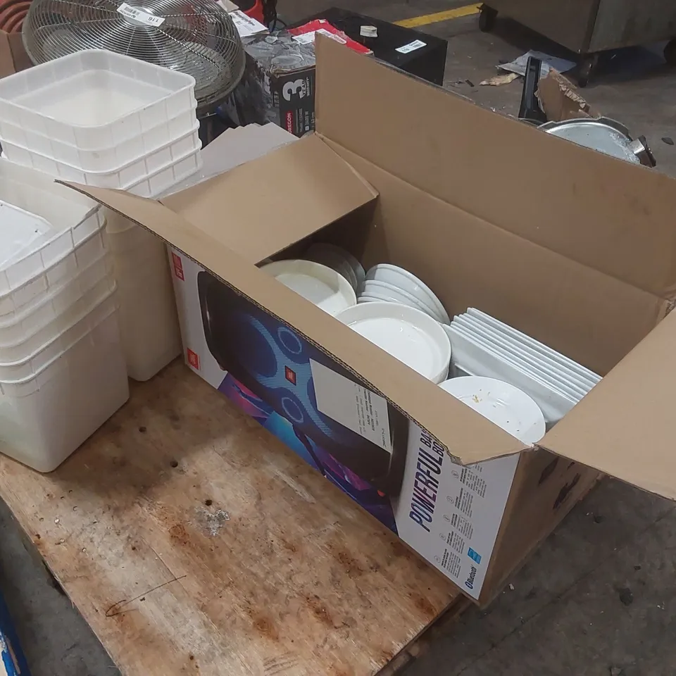 PALLET CONTAINING A LARGE QUANTITY OF ASSORTED RESTAURANT ITEMS INCLUDING POTS AND PANS, DINNERWARE, CONTAINERS ECT