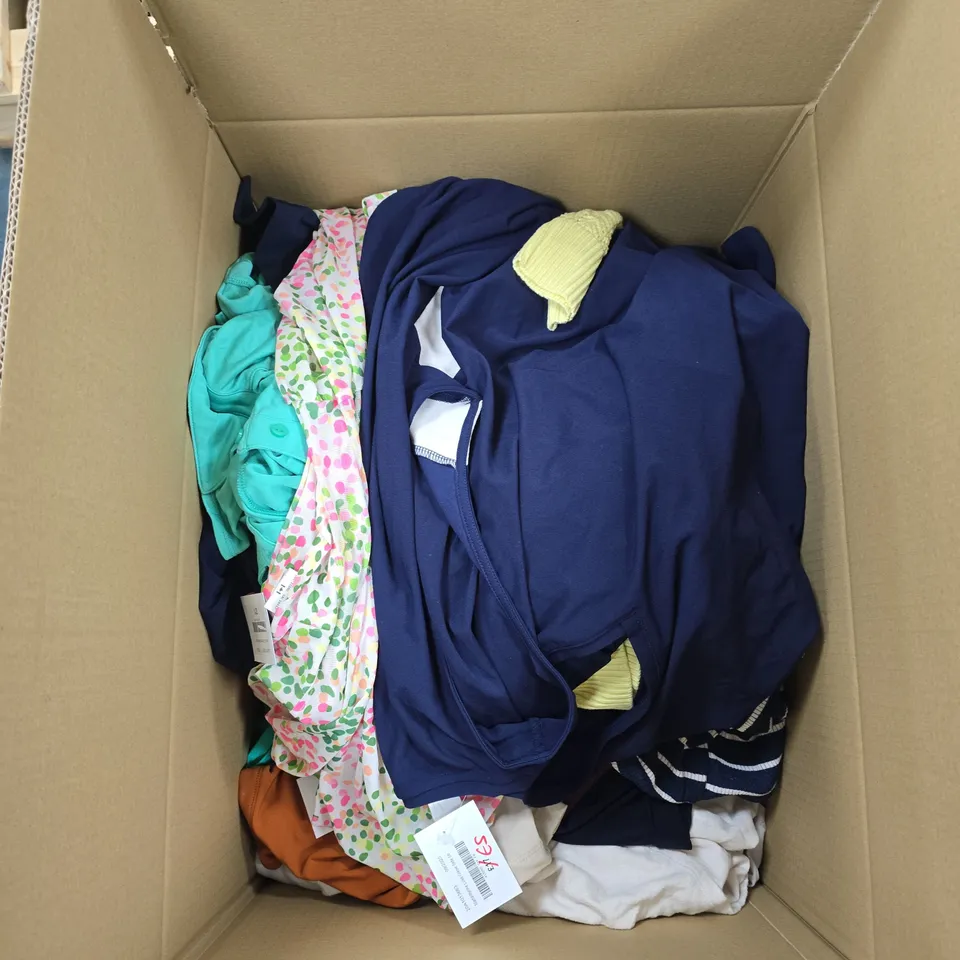 BOX OF APPROXIMATELY 20 ASSORTED ITEMS INCLUDING: OSPREY BAG, BLUE SANDALS AND TREE FIGURE