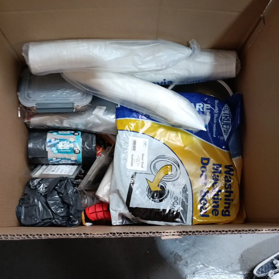 LOT OF APPROXIMATELY 30 ASSORTED HOUSEHOLD ITEMS TO INCLUDE TREATS TIN, DISPOSABLE CUPS, KIDS SAFTEY HELMET AND REFUSE SACKS
