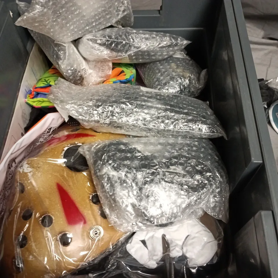 BOX OF APPROXIMATELY 10 ASSORTED TOYS INCLUDING FIDGET SPINNER , HAND STRESS BALLS AND WIRED REMOTE CONTROLLER 