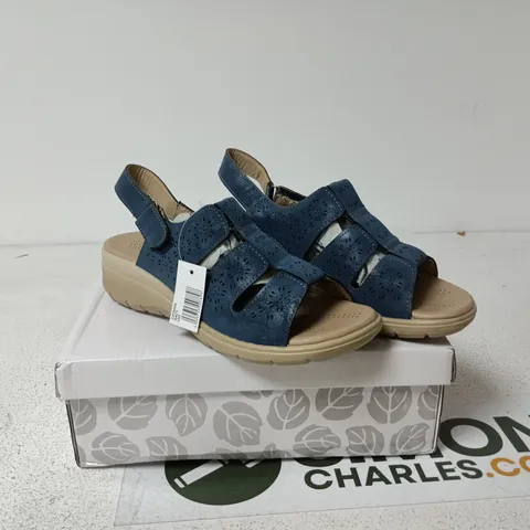 SHOE TREE COMFORT CATANIA NAVY SIZE 8 BOXED
