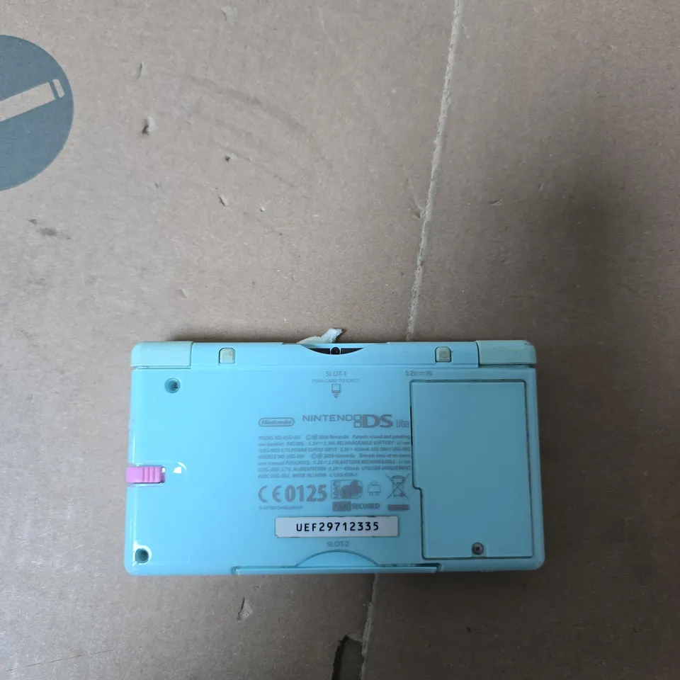 NINTENDO DS LITE – TURQUOISE/BLUE HANDHELD CONSOLE WITH PINK STYLUS