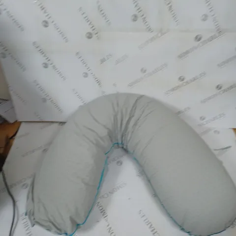 SIMBA V NECK PILLOW