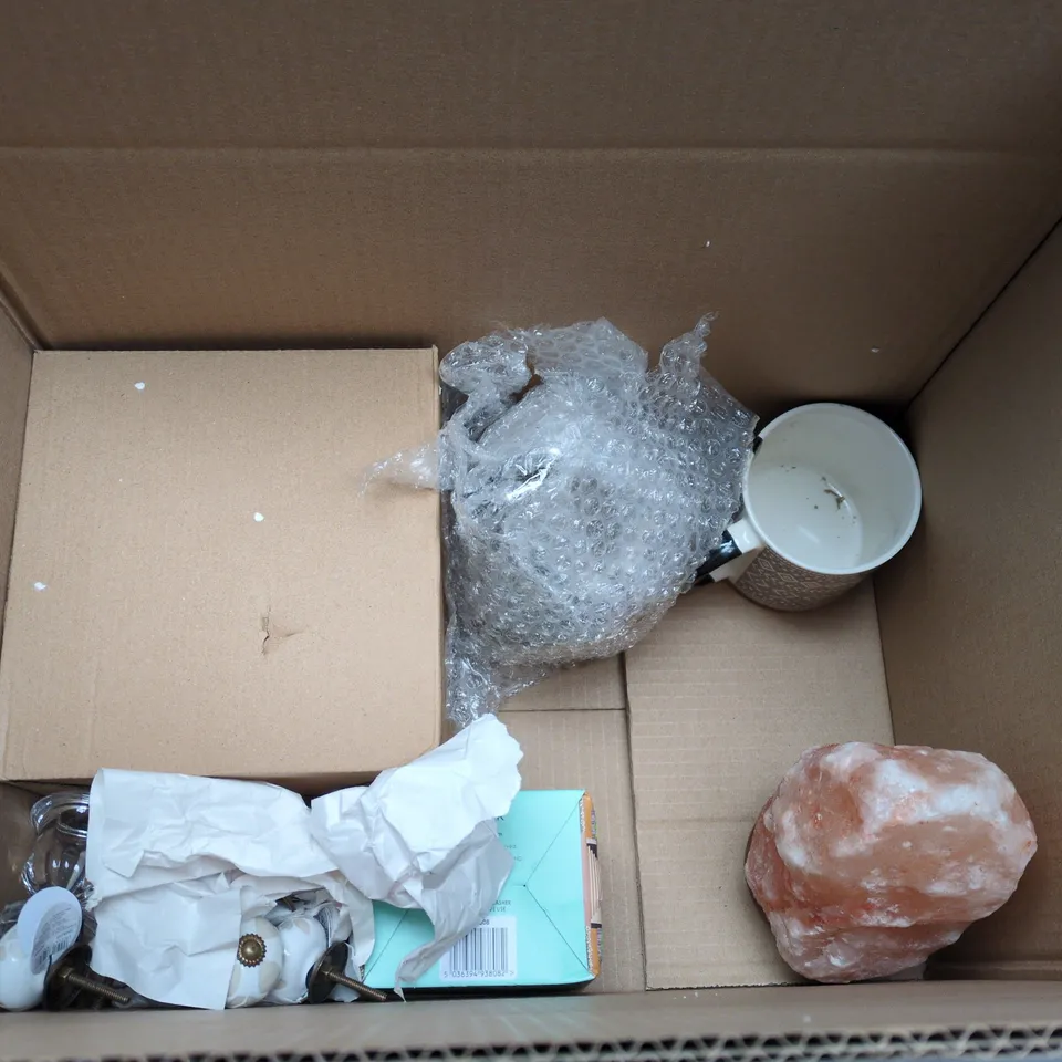 LOT OF APPROXIMATELY 20 ASSORTED POTTERY ITEMS TO INCLUDE MUGS, DRINKING GLASS AND DINNER PLATES