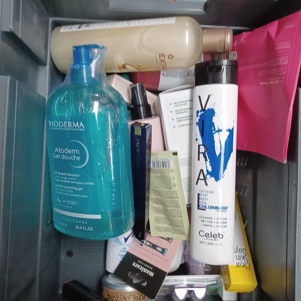 APPROXIMATELY 20 ASSORTED COSMETIC PRODUCTS TO INCLUDE LIL-LETS PADS , CUTICURA BODY POWDER, AND MANCAVE BODY SCRUB