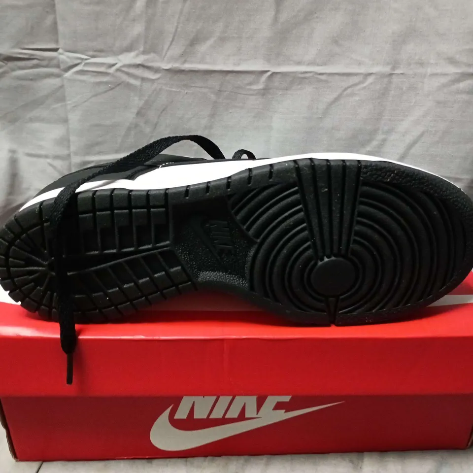 BOXED PAIR OF NIKE DUNK LOW TRAINERS IN WHITE/BLACK - UK 5.5
