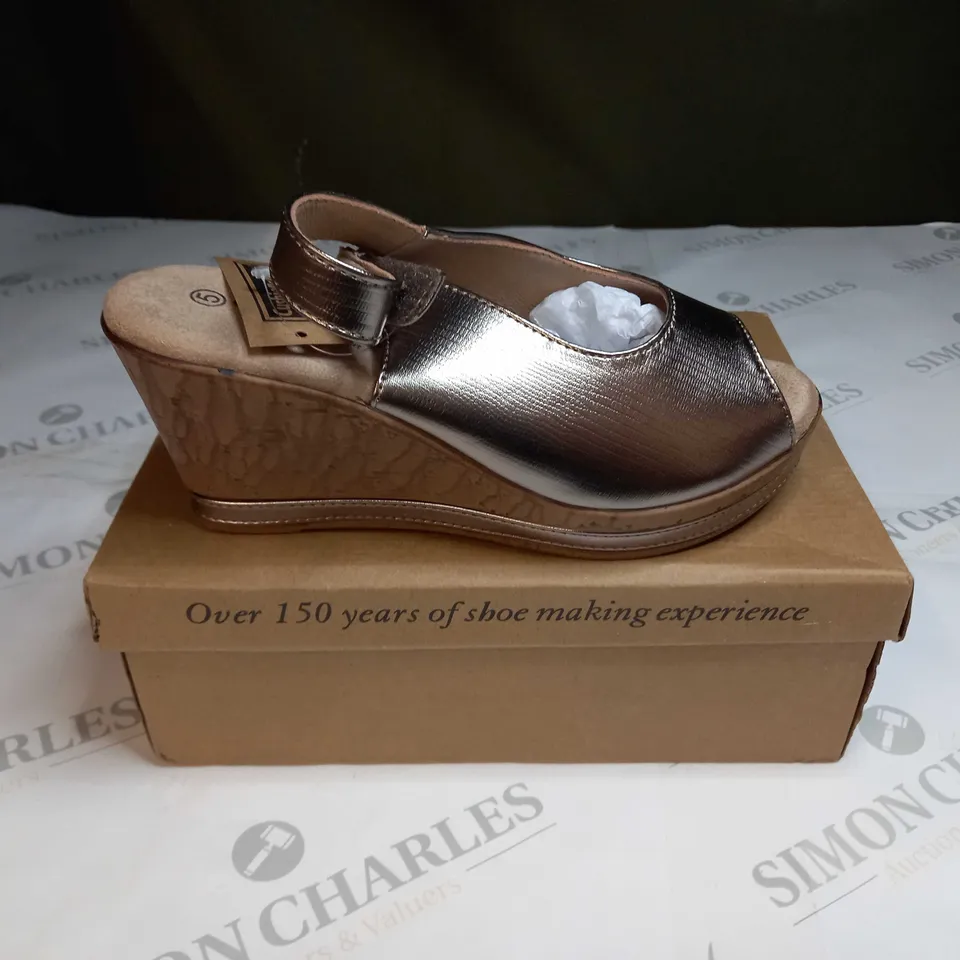 BOXED PAIR OF CUSHION WALK WEDGE HEEL SHOES IN GOLD - SIZE 5
