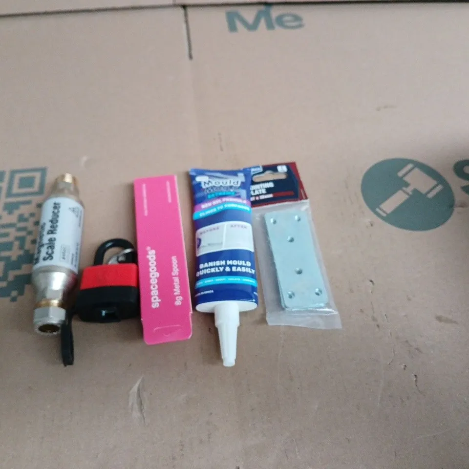 APPROXIMATELY 15 ASSORTED HOUSEHOLD PRODUCTS TO INCLUDE MAGNETIC SCALE REDUCER SPACEGOODS 8G METAL SPOON AND BANISH MOULD QUICKLY & EASILY