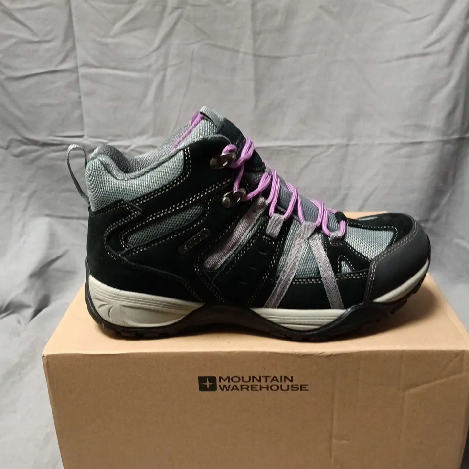 BOXED PAIR OF MOUNTAIN WAREHOUSE DIRECTION WOMENS WIDE FIT WATERPROOD WALKING BOOT IN GREY - UK 6