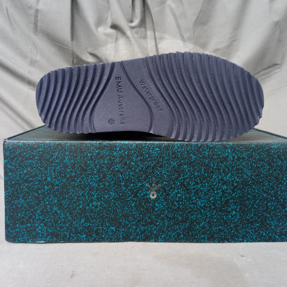BOXED PAIR OF EMU AUSTRALIA BOOTS IN MIDNIGHT SIZE 5