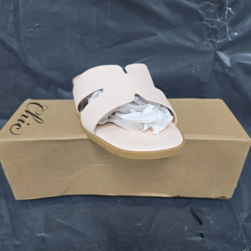 BOXED PAIR OF CHIC OPEN TOE SANDALS IN WHITE SIZE UK 7 