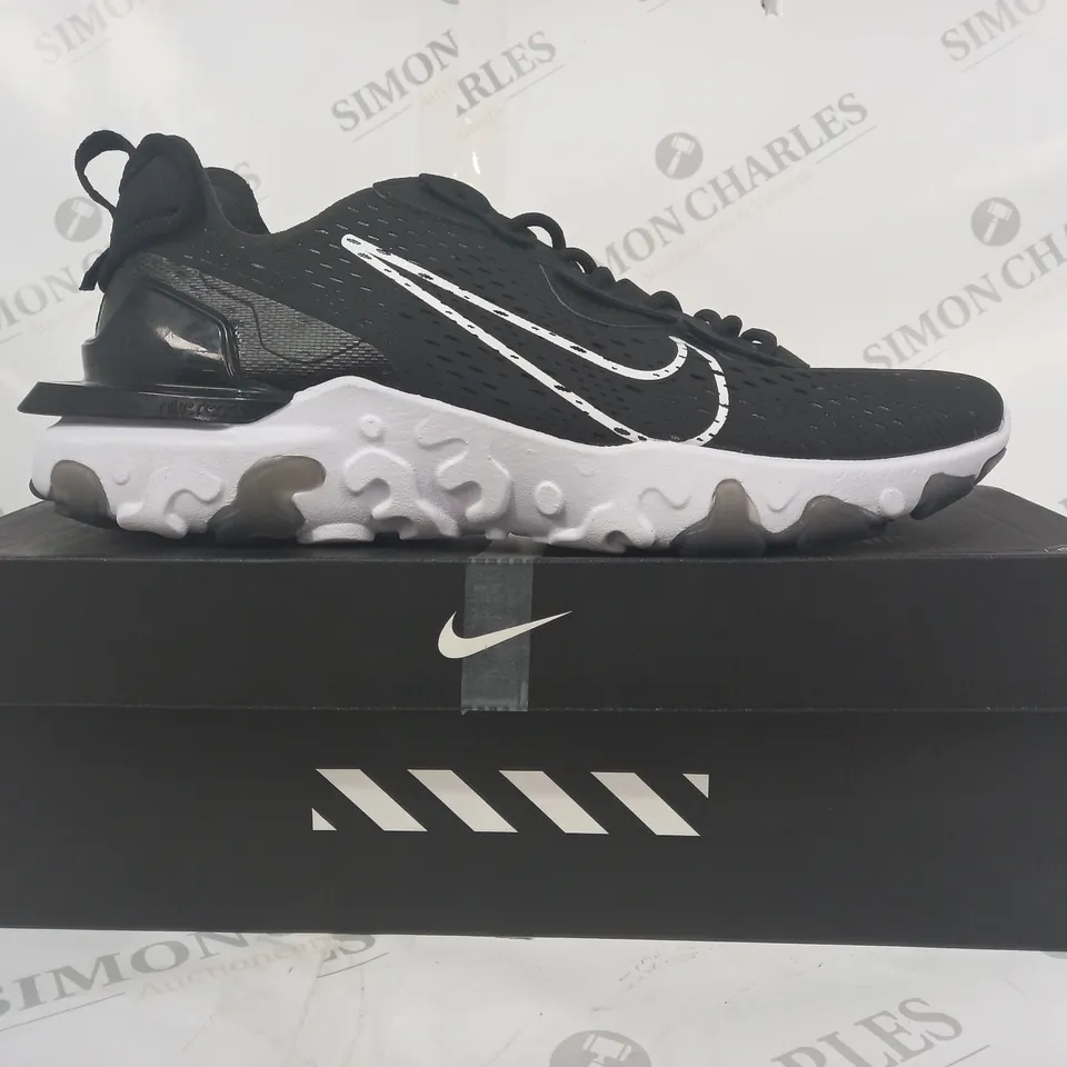 BOXED PAIR OF NIKE REACT VISION D/MS/X SHOES IN BLACK/WHITE UK SIZE 9.5