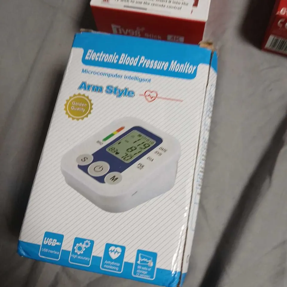 BOX OF ASSORTED ELECTRICAL ITEMS INCLUDING BUNDLE: TV STICK (ANDROID TV), CAVIUS OPTICAL SMOKE ALARM, BLOOD PRESSURE MONITOR (ARM STYLE) (VERIFY ITEMS)
