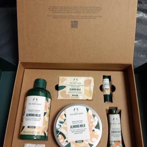 THE BODY SHOP ALMOND MILK DELIGHTS GIFT SET