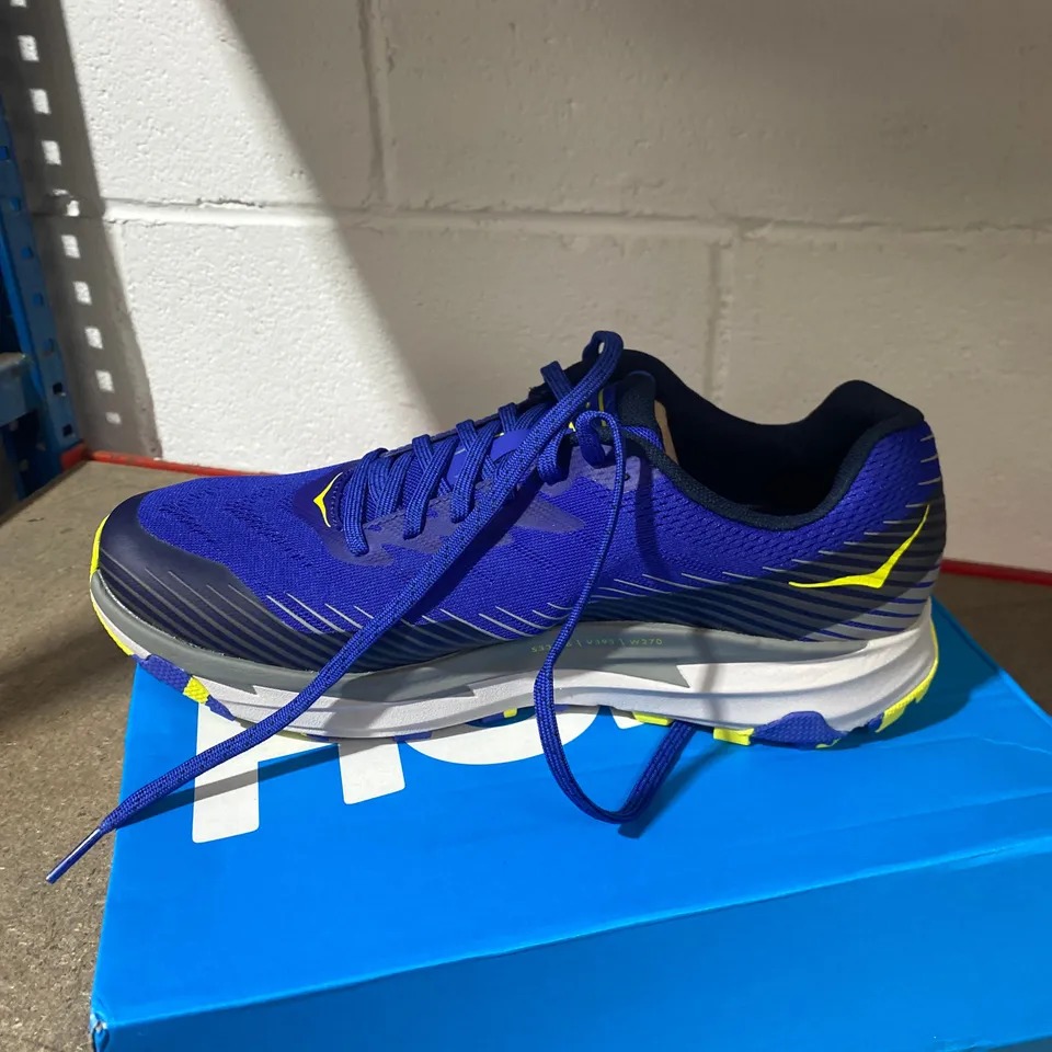 BOXED PAIR OF HOKA M TORRENT 2 BLUE TRAINERS SIZE 9.5