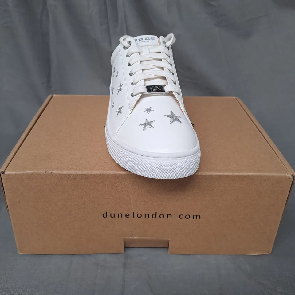 BOXED PAIR OF DUNE LONDON 081 ECLIPTIC SHOES IN WHITE/BLACK W. SILVER STAR PATTERN UK SIZE 5