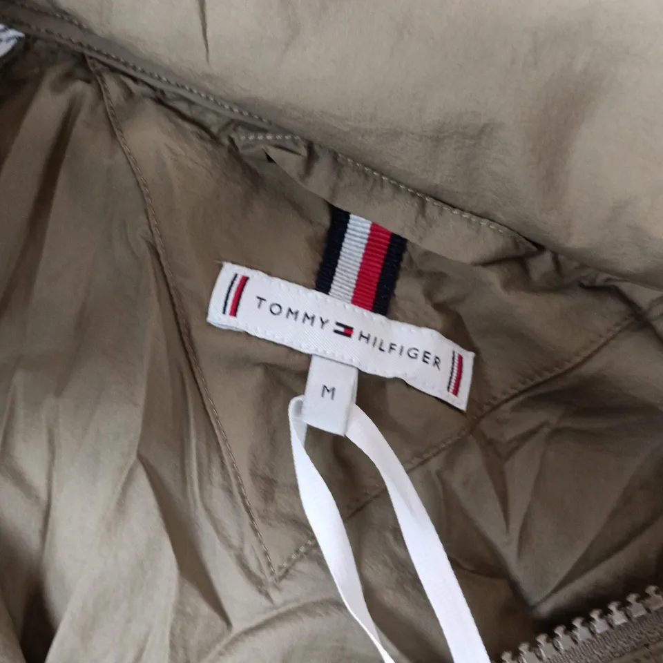 TOMMY HILFIGER NYLON PACKABLE WINDBREAKER IN KHAKI - MEDIUM