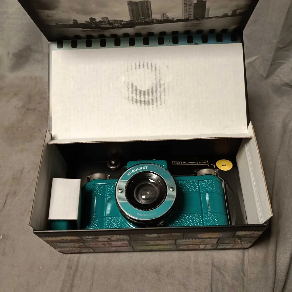 LOMOGRAPHY SPROCKET ROCKET PANORAMA CAMERA – TURQUOISE, BOXED