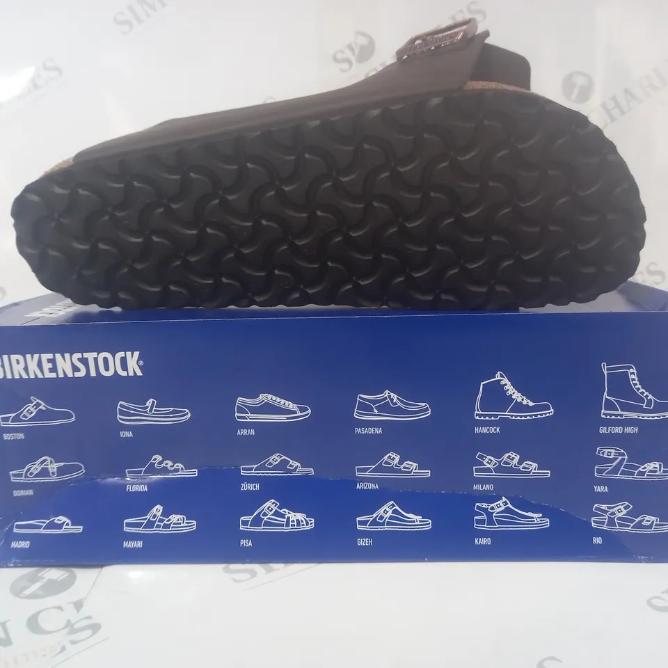 BOXED PAIR OF BIRKENSTOCK ARIZONA BS OPEN TOE SANDALS IN DARK BROWN UK SIZE 9