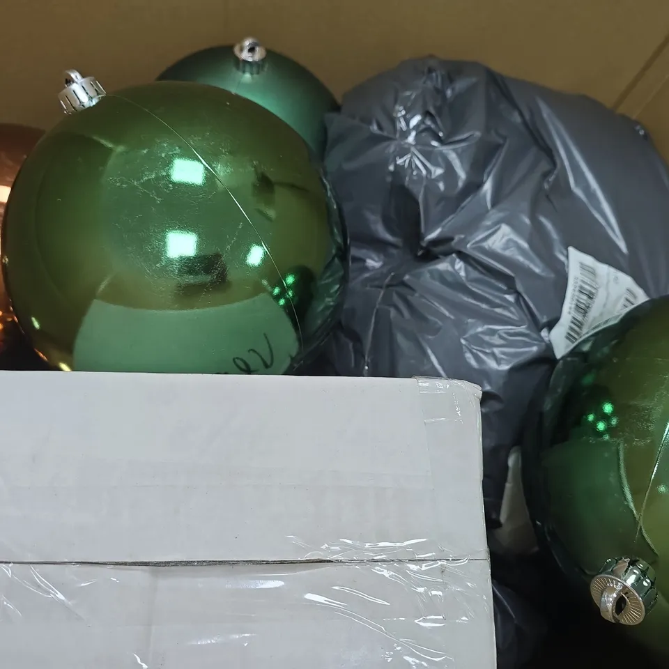 BOX OF APPROXIMATELY 10 ASSORTED HOUSEHOLD ITEMS TO INCLUDE NEW LOOK TOP IN BLACK, ETC - COLLECTION ONLY