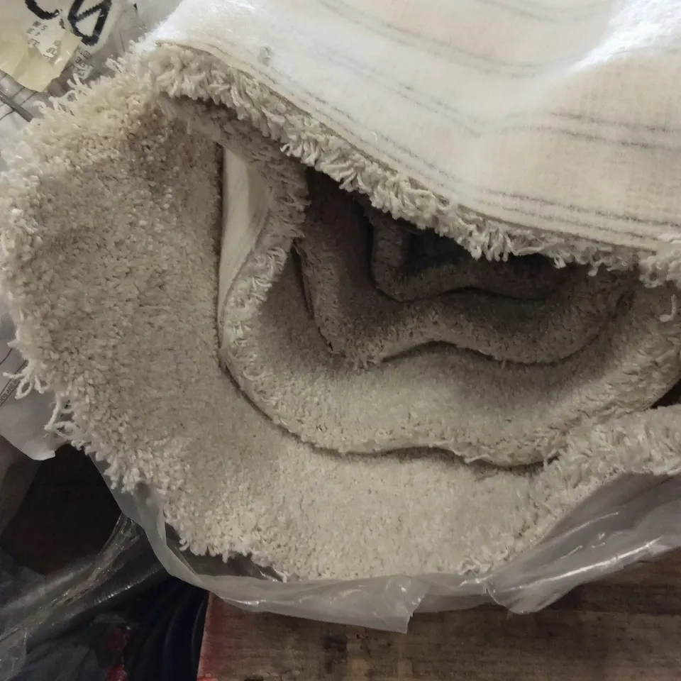ROLL OF QUALITY SATINO CASANOVA OLD LACE CARPET // SIZE: APPROX 5 x 4.3m