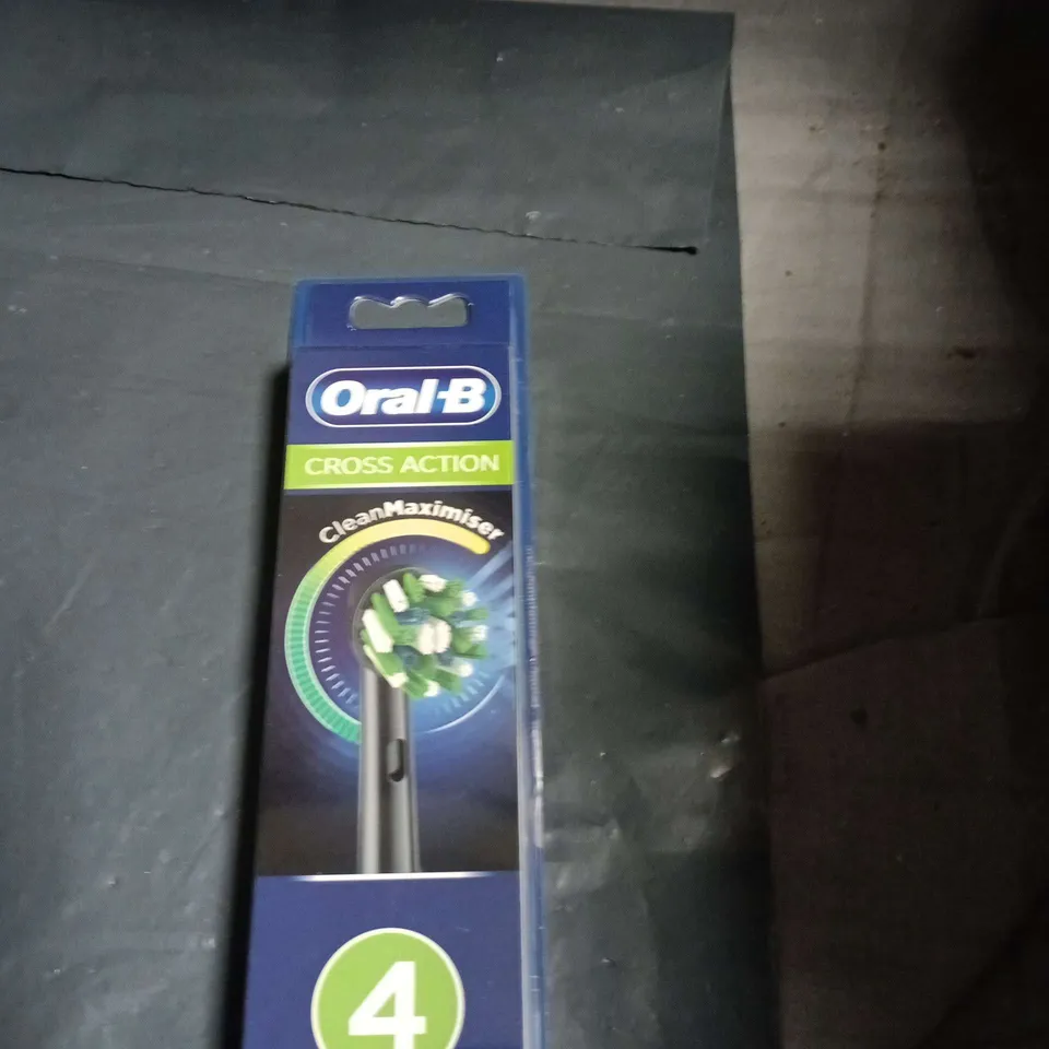 APPROXIMATELY 25 ASSORTED ORAL B  ITEMS INCLUDING TOOTHBRUSH HEADS AND CROSS ACTION CLEAN MAXIMISER 