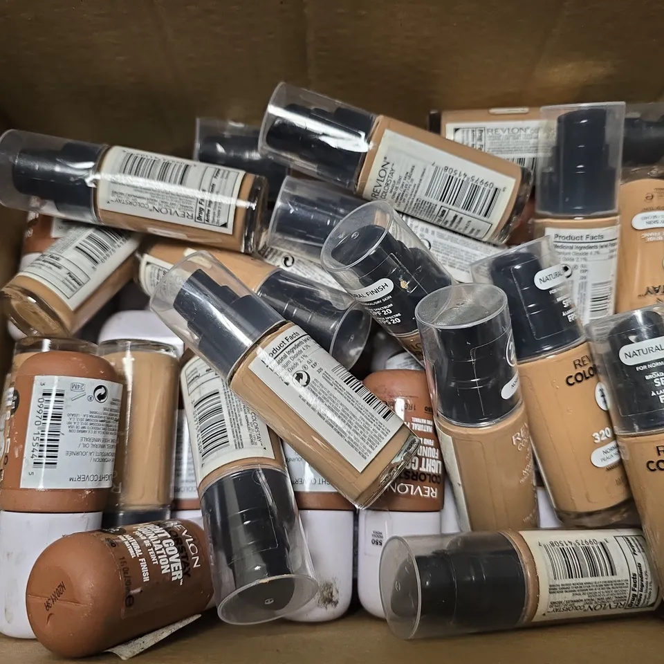 BOX OF APPROXIMATELY 30 REVLON ASSORTED ITEMS TO INCLUDE - COLOUR STAY LIGHT COVER 550 , COLOUR STAY 320