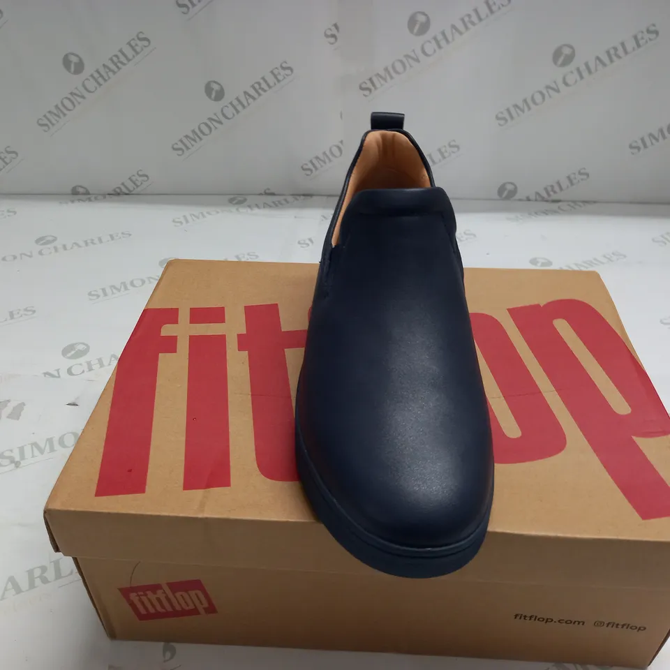 BOXED PAIR OF FIRFLOPS RALLY LEATHER SLIP-ON TRAINERS IN MIDNIGHT NAVY - UK 7
