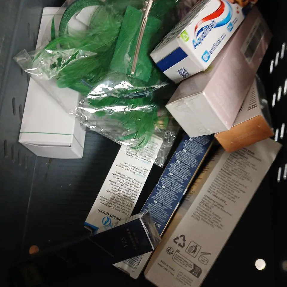APPROXIMATEY 20 ASSORTED HEALTH AND BEAUTY PRODUCTS TO INCLUDE - CHILD'S FARM BABY MOISTURISER - O'KEEFE'S WORKING HANDS - L'OREAL CLEANSING MILK - THE BLACK STUFF DEODORANT - ETC