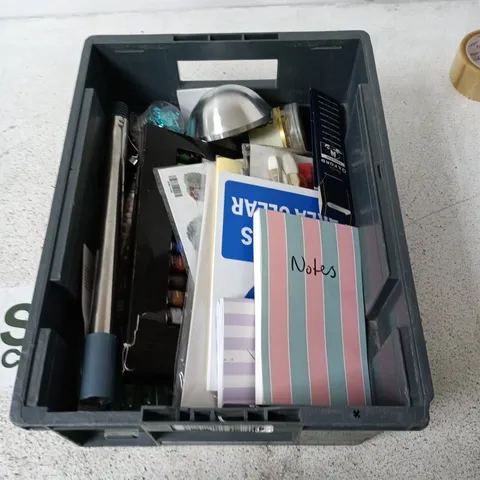 APPROXIMATELY 15 ASSORTED HOUSEHOLD ITEMS INCLUDING ACRYLIC PAINTS, SKETCHBOOK, FISHING BAIT ETC.