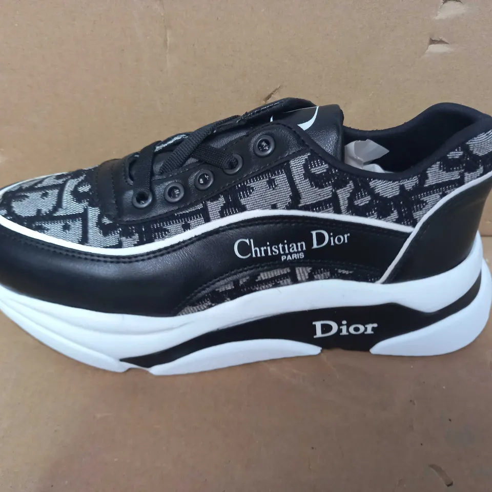 PAIR OF DESIGNER TRAINERS IN BLACK/WHITE IN THE STYLE OF DIOR EU SIZE 40