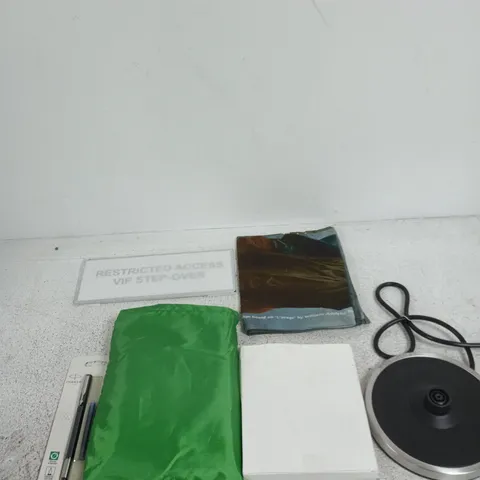 APPROXIMATELY 20 ASSORTED ITEMS INCLUDING RUSSELL HOBBS 22851, FOFUO ACCESSORIES AND A RADICAL TEA TOWEL