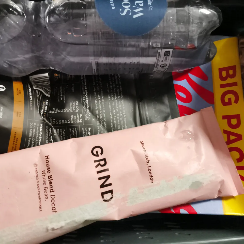 BOX OF APPROXIMATELY 8 ASSORTED FOOD AND DRINK ITEMS TO INCLUDE MARMITE CRISPS, REAL HAND COOKED CRISPS, ETC