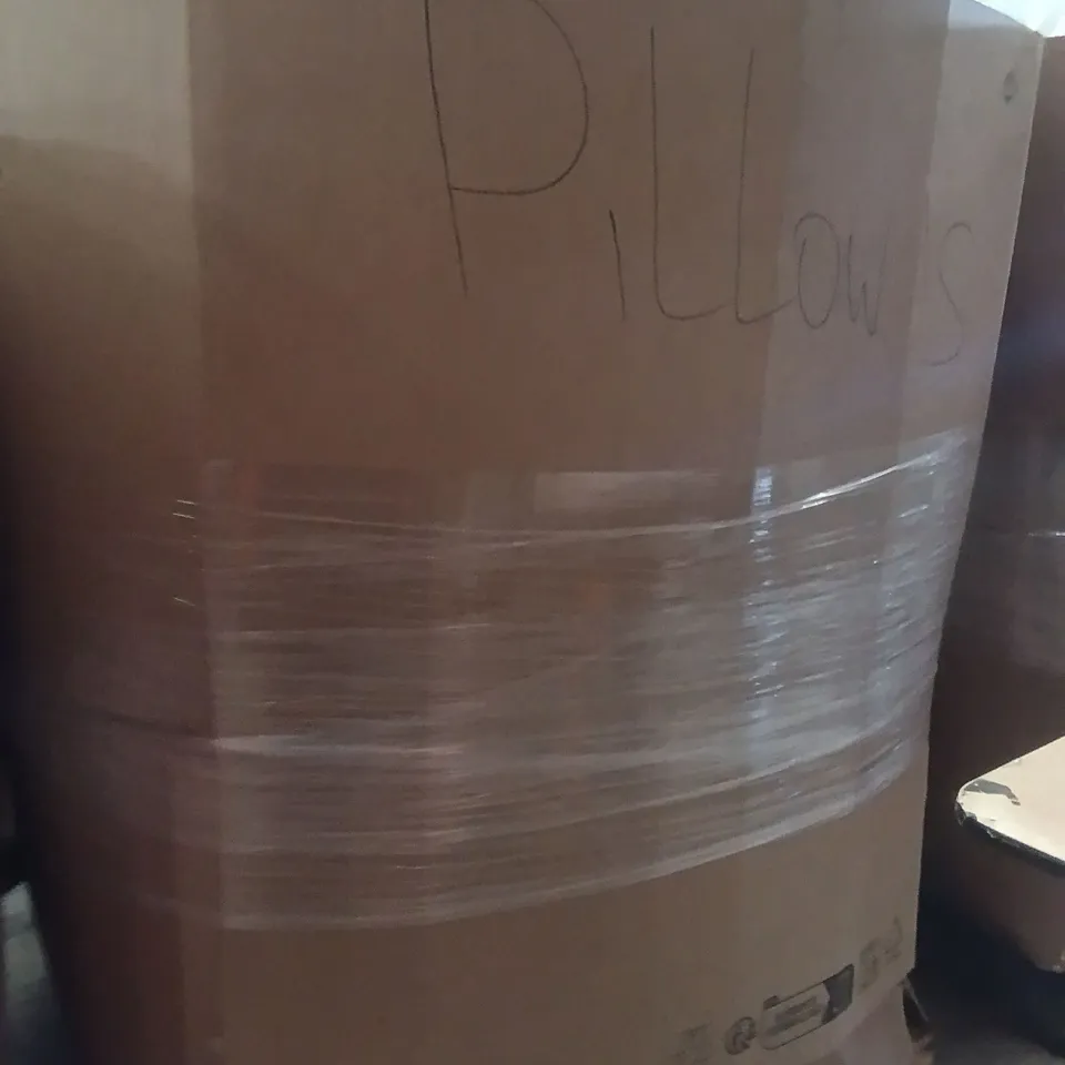 PALLET CONTAINING A LARGE QUANTITY OF PILLOWS