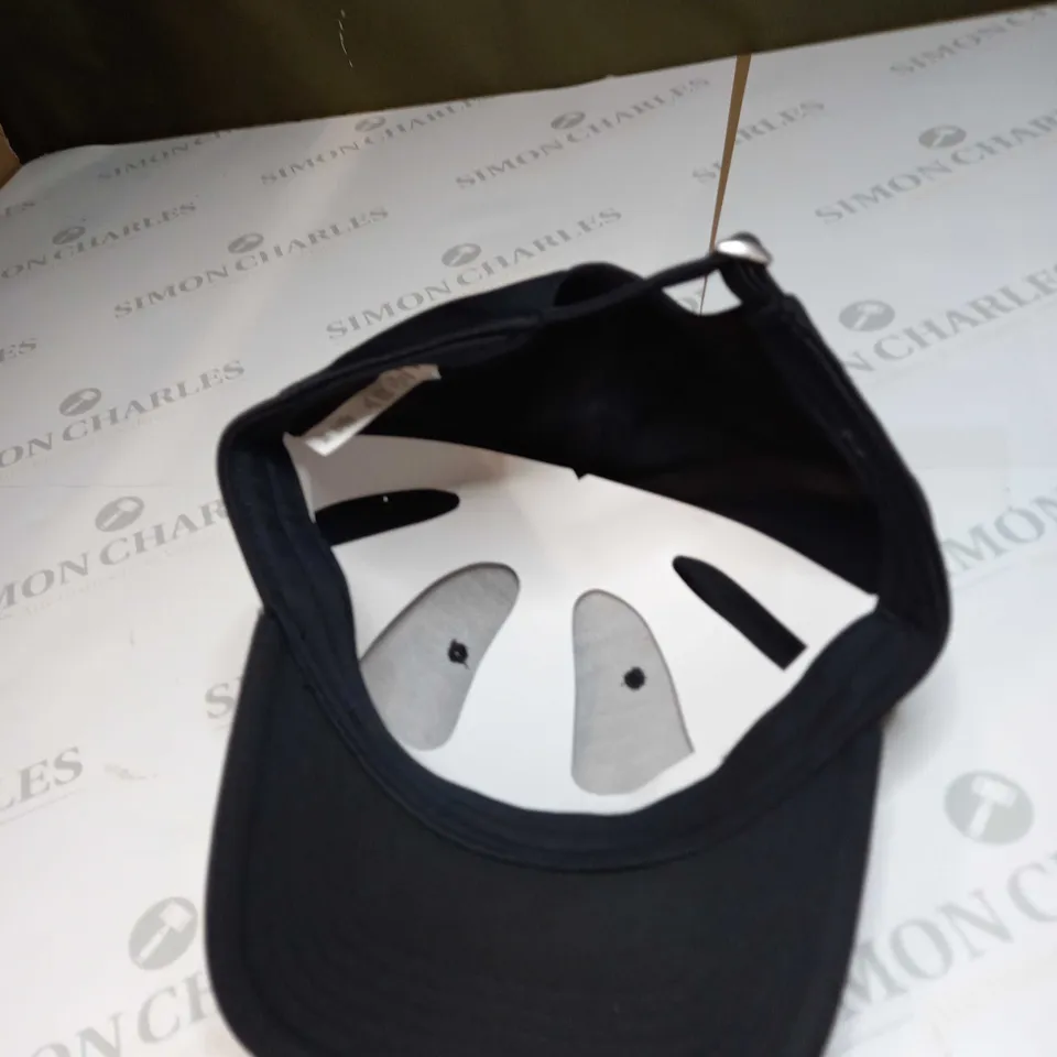 UNDER ARMOUR BASEBALL CAP