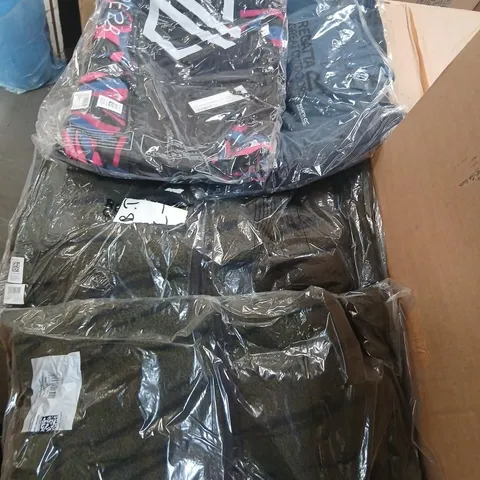 APPROXIMATELY 10 ITEMS OF ASSORTED BRAND NEW REGATTA CLOTHING AND ACCESSORIES