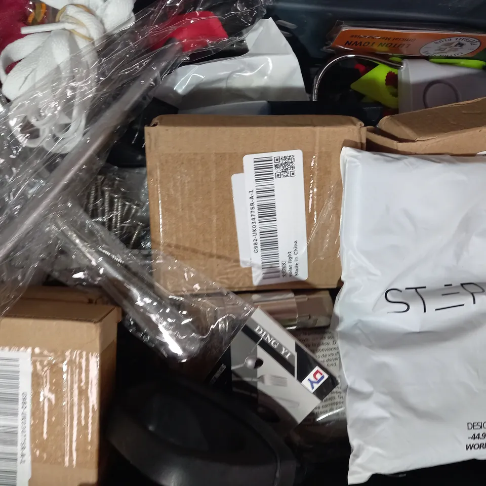 LOT OF APPROXIMATELY 10 ASSORTED HOUSEHOLD ITEMS TO INCLUDE PACK OF SQUARE NAILS, STAINLESS STEEL DOUBLE POINT NEEDLES, CARBON MONOXIDE ALARM, ETC