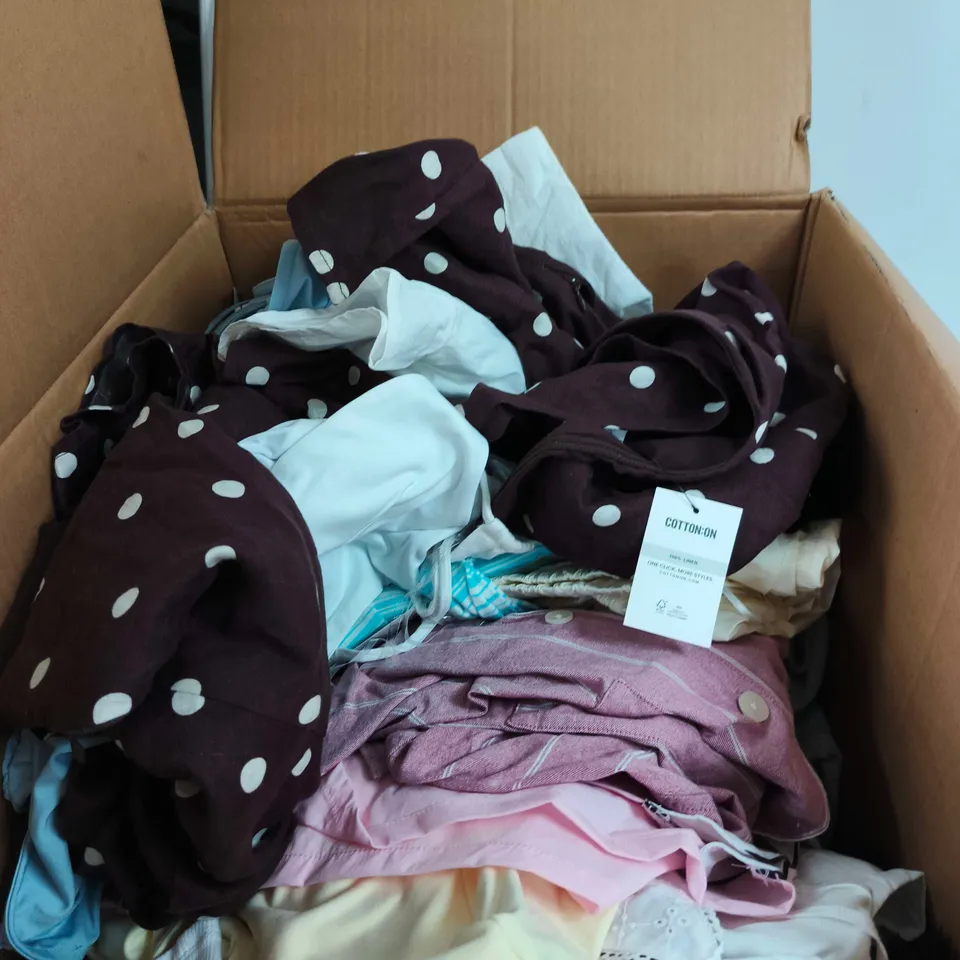BOX OF APPROXIMATELY 20 ASSORTED CLOTHING ITEMS TO INCLUDE ALL DAY CREW TEE, BOX FIT HOODIE ETC