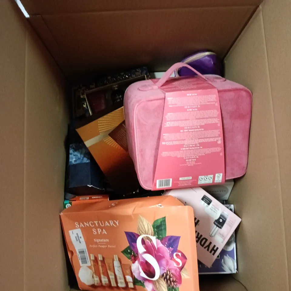 BOX OF APPROXIMATELY 20 COSMETIC GIFT SETS INCLUDING SOAP AND GLORY SHOWSTOPPER, SUPERDRY BEAUTY AND NO7