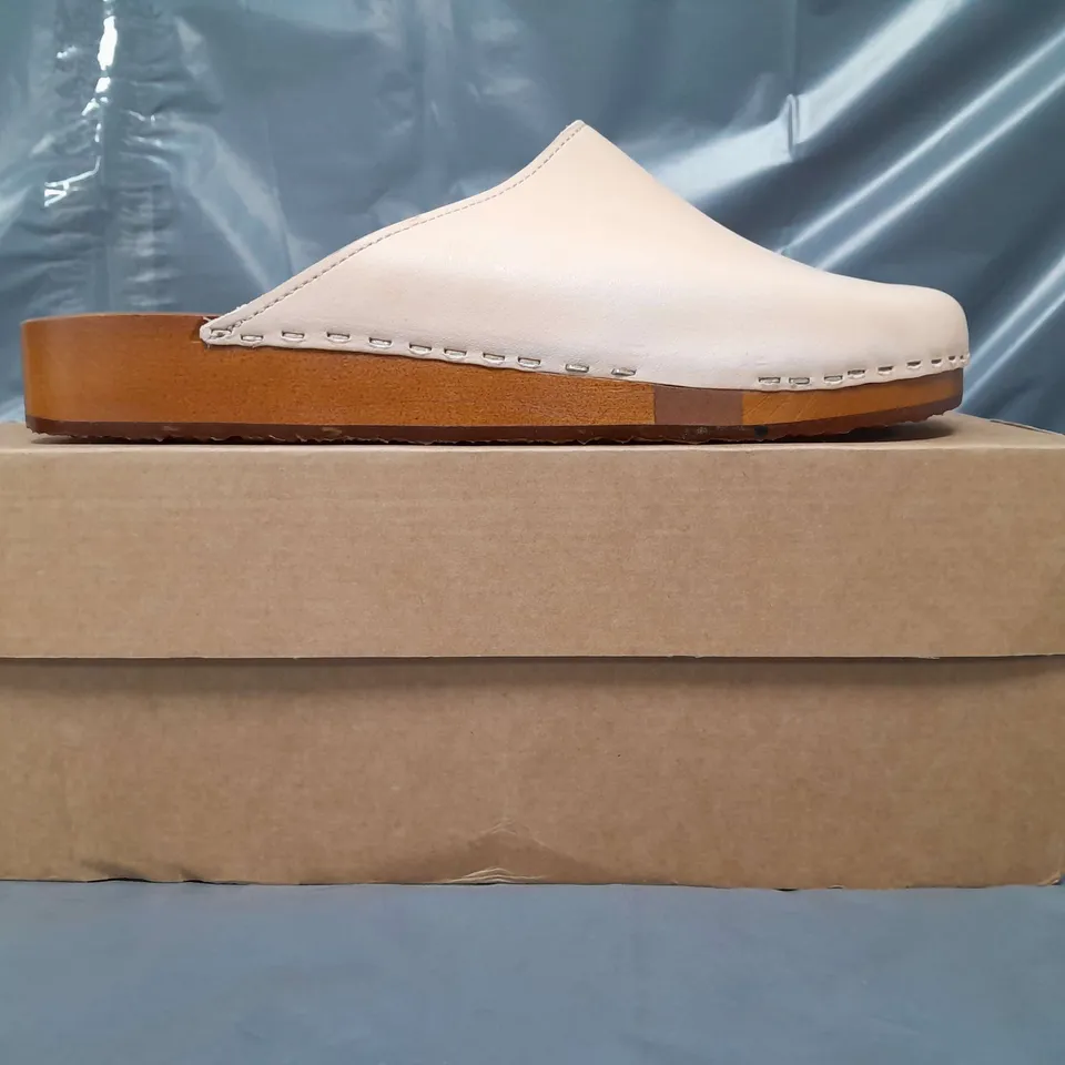 BOXED PAIR OF KITTY CLOGS STUDIO CLOGS IN NATURAL EU SIZE 39