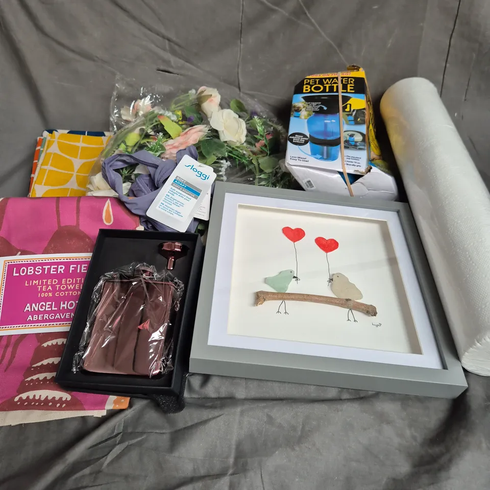 BOX OF APPROXIMATELY 15 ASSORTED HOUSEHOLD ITEMS TO INCLUDE - STAINLESS STEEL HIP FLASK - LOBSTER FIESTA TEA TOWEL - PET WATER BOTTLE - ETC - COLLECTION ONLY