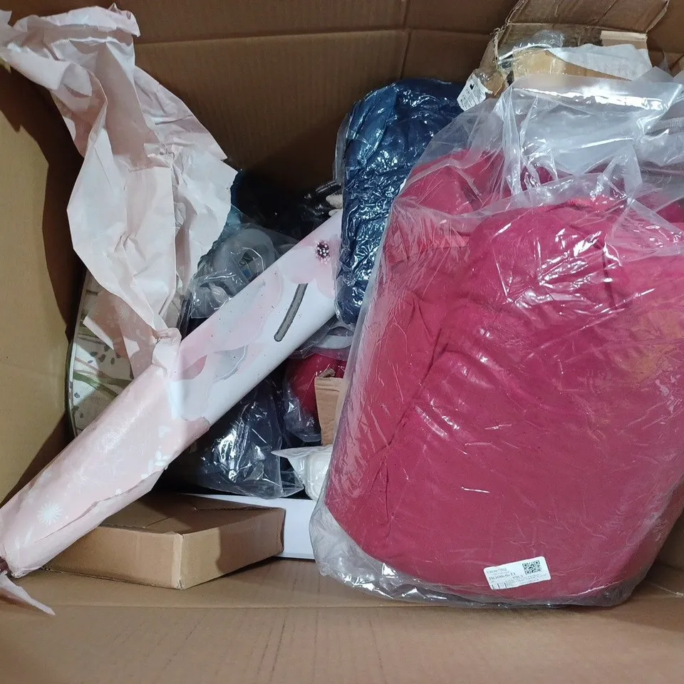 BOX OF APPROX 22 ASSORTED ITEMS TO INCLUDE - COMFORT WALK PRO HARNESS - EARTH RATED POOP BAGS - TRIXIE SAUGFLASCHEN SET ECT 