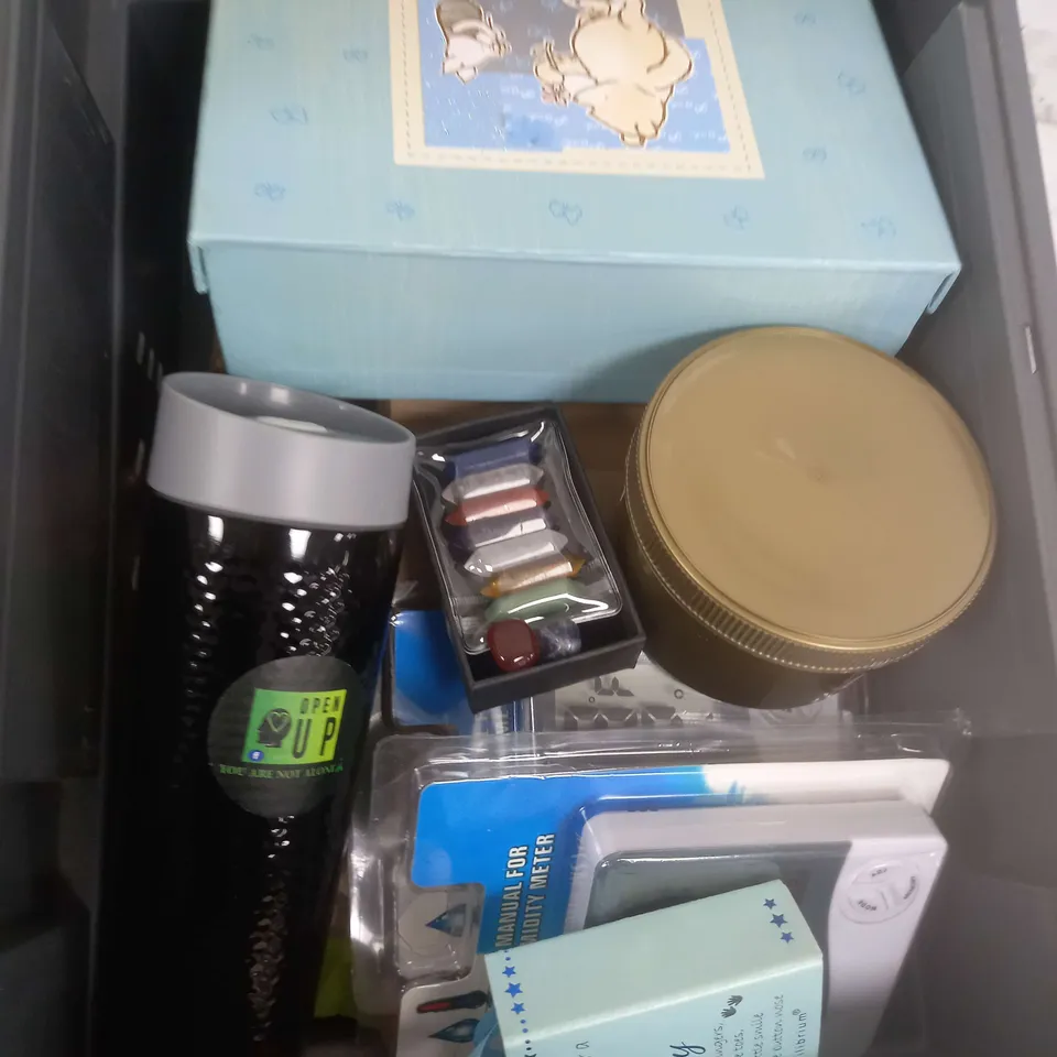 BOX OF APPROXIMATELY 10 ASSORTED ITEMS TO INCLUDE - PIG MAGNET, BOTTLE, SPECIAL ROCKS ETC