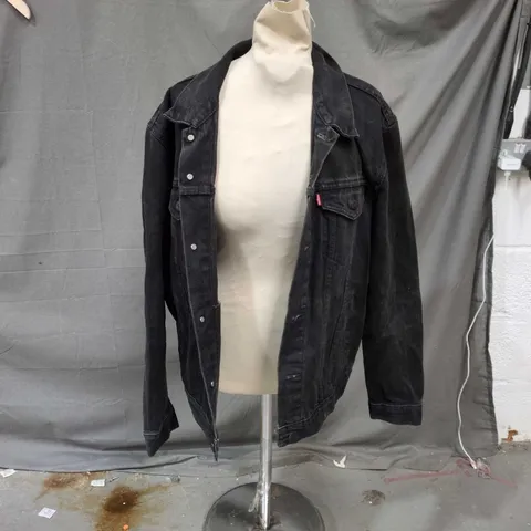 BLACK DENIM JACKET – WORN WASH WITH CHEST POCKETS LEVIS