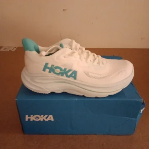 BOXED PAIR OF HOKA WOMENS CLIFTON 10 TRAINERS IN WHITE - UK 6